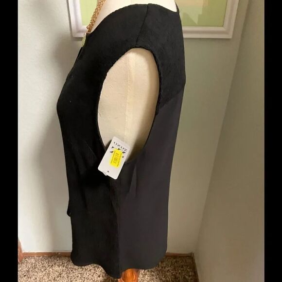 NWTāZOZOāBlackāSleevelessĀ V-NeckāTopāSizeāLargeā#85 - Picture 2 of 3